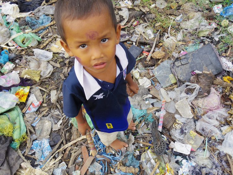 カンボジア ゴミ山地域の子供たちに 出張授業のボランティア Animal Traveler