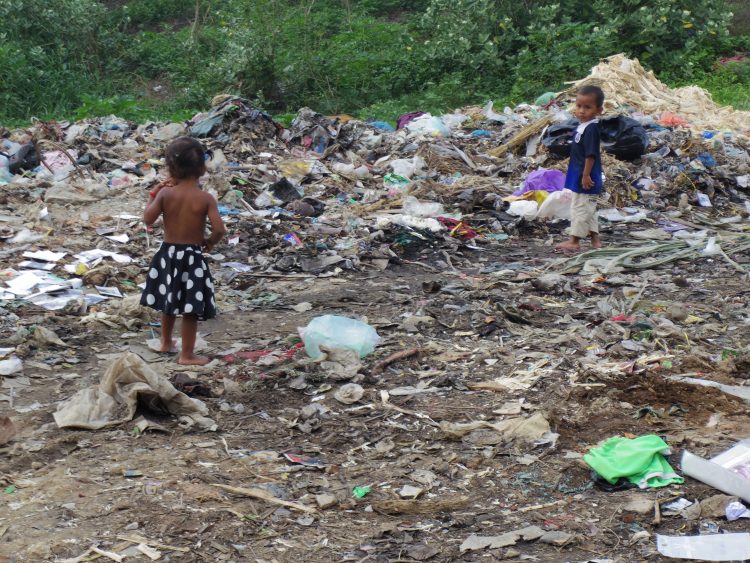 カンボジア】ゴミ山地域の子供たちに、出張授業のボランティア。
