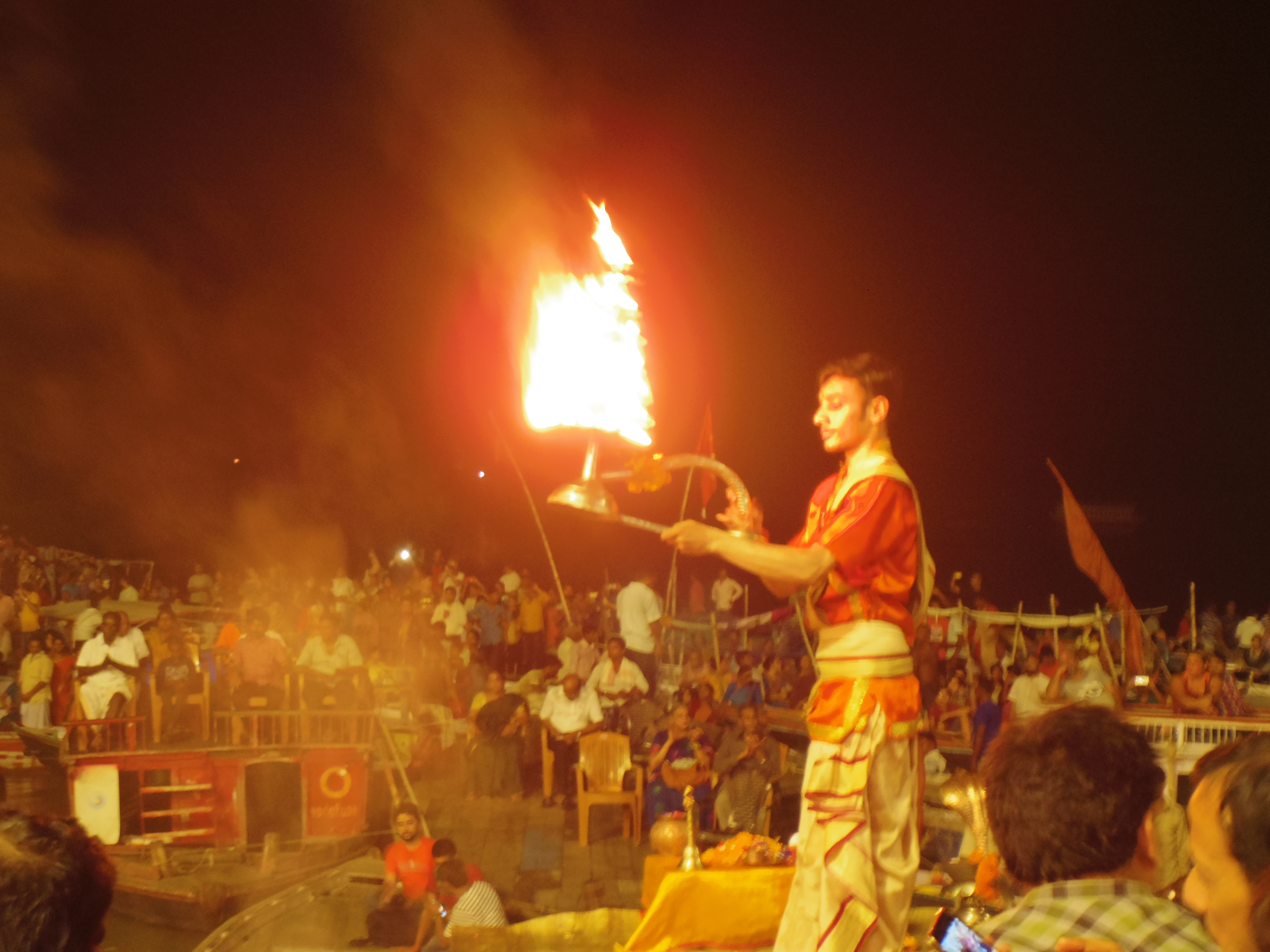 バラナシでヒンドゥー教のお祭”プージャ”を見た。