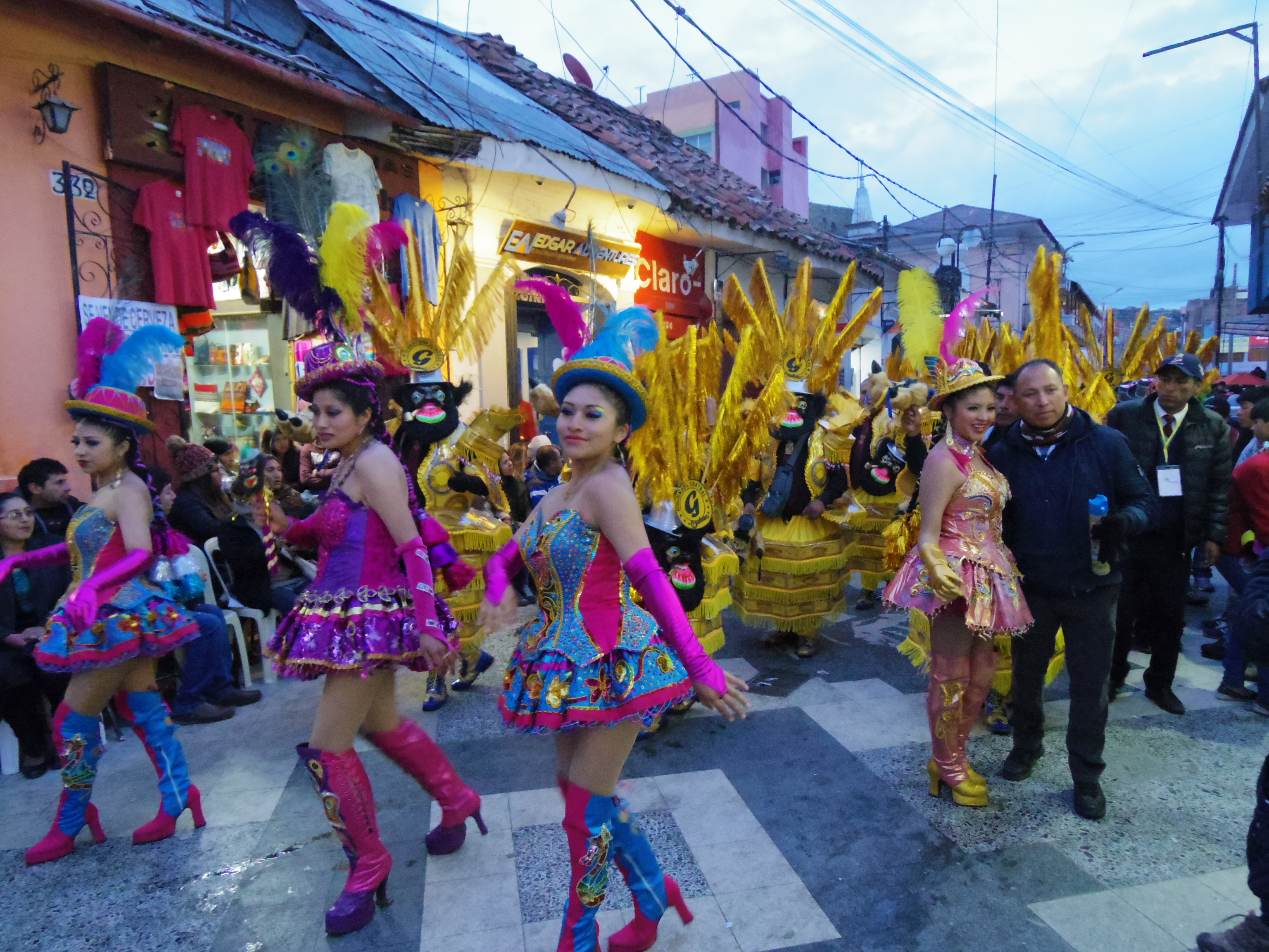【南米のお祭週間】プーノの街がどこもかしこもカーニバル！！